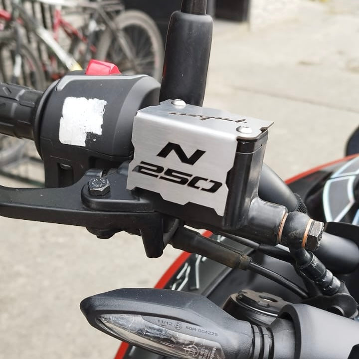 PROTECTOR DE BOMBA O DEPOSITO DE LIQUIDO DE FRENO DELANTERO EN ACERO BAJAJ PULSAR N160/250