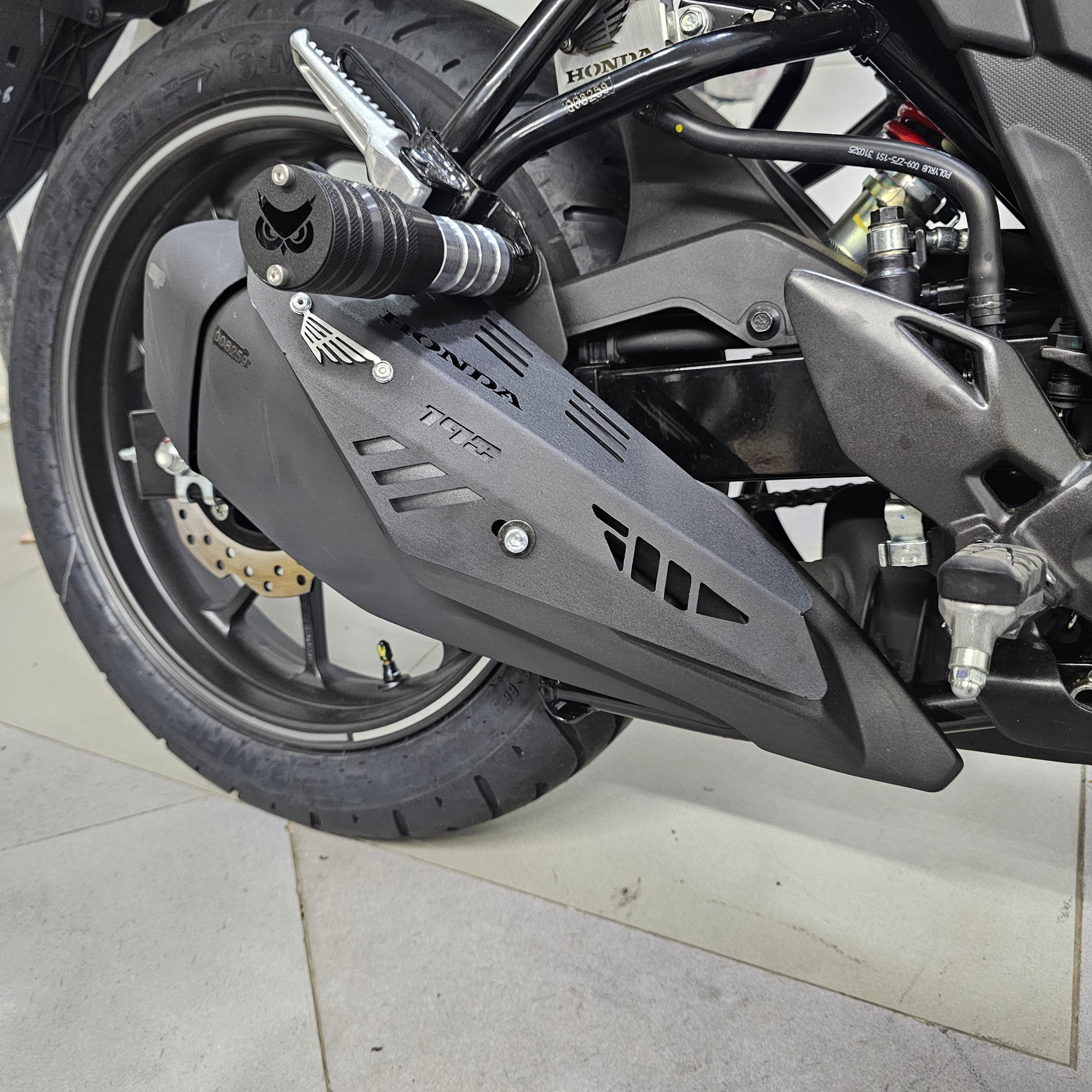 PROTECTOR DE EXOSTO EN ACERO HONDA NX 190 - CB 190R 2.0 2025