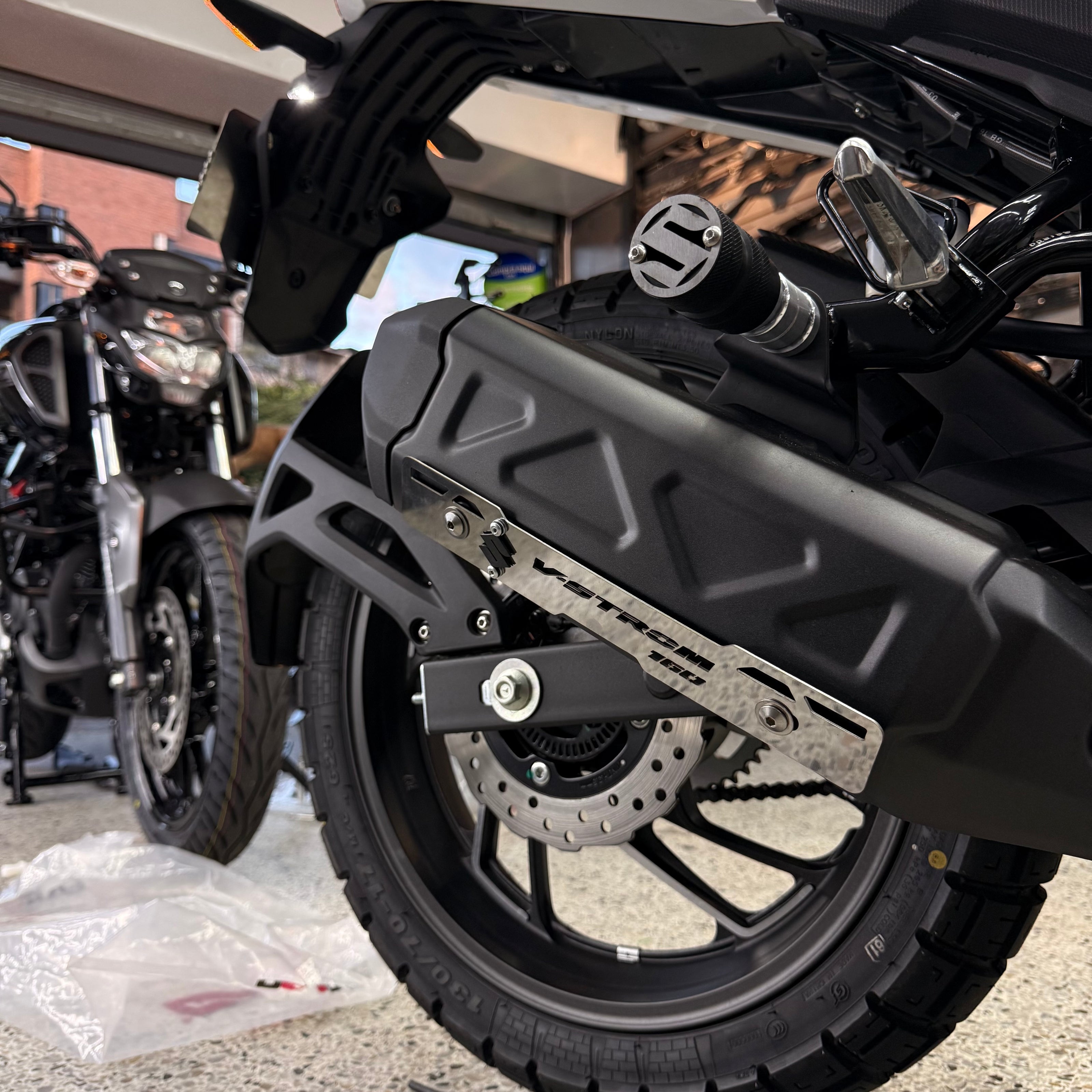 PROTECTOR DE EXOSTO EN ACERO SUZUKI VSTROM 160