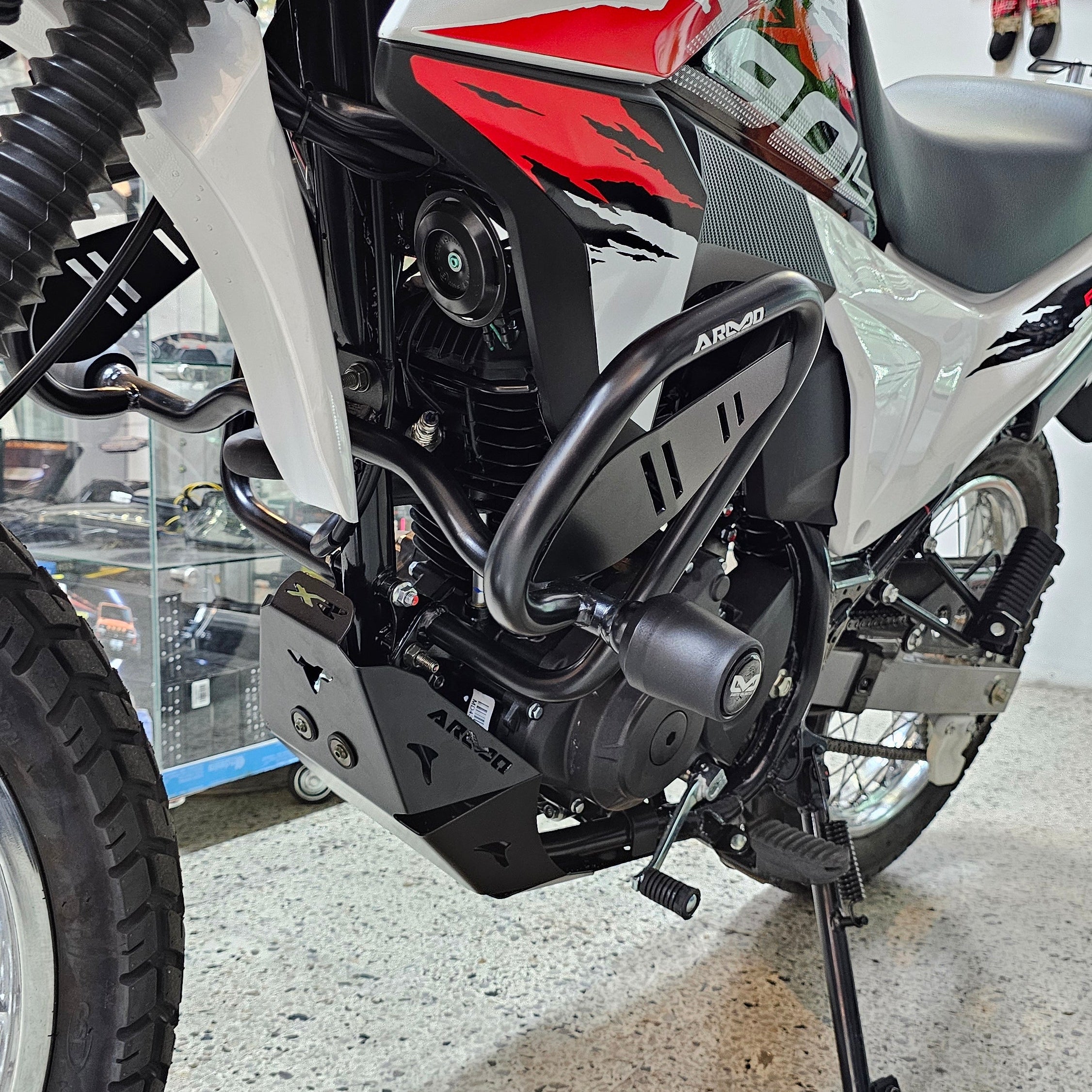 BARRA DE PROTECCIÓN CON SLIDER ARMO AKT TTR 2014/2024 - HONDA XR150 - HONDA XR190L ABS 2.0 - HONDA XRE 190 - SUZUKI DR 150 - VICTORY MRX 125 - MRX 150