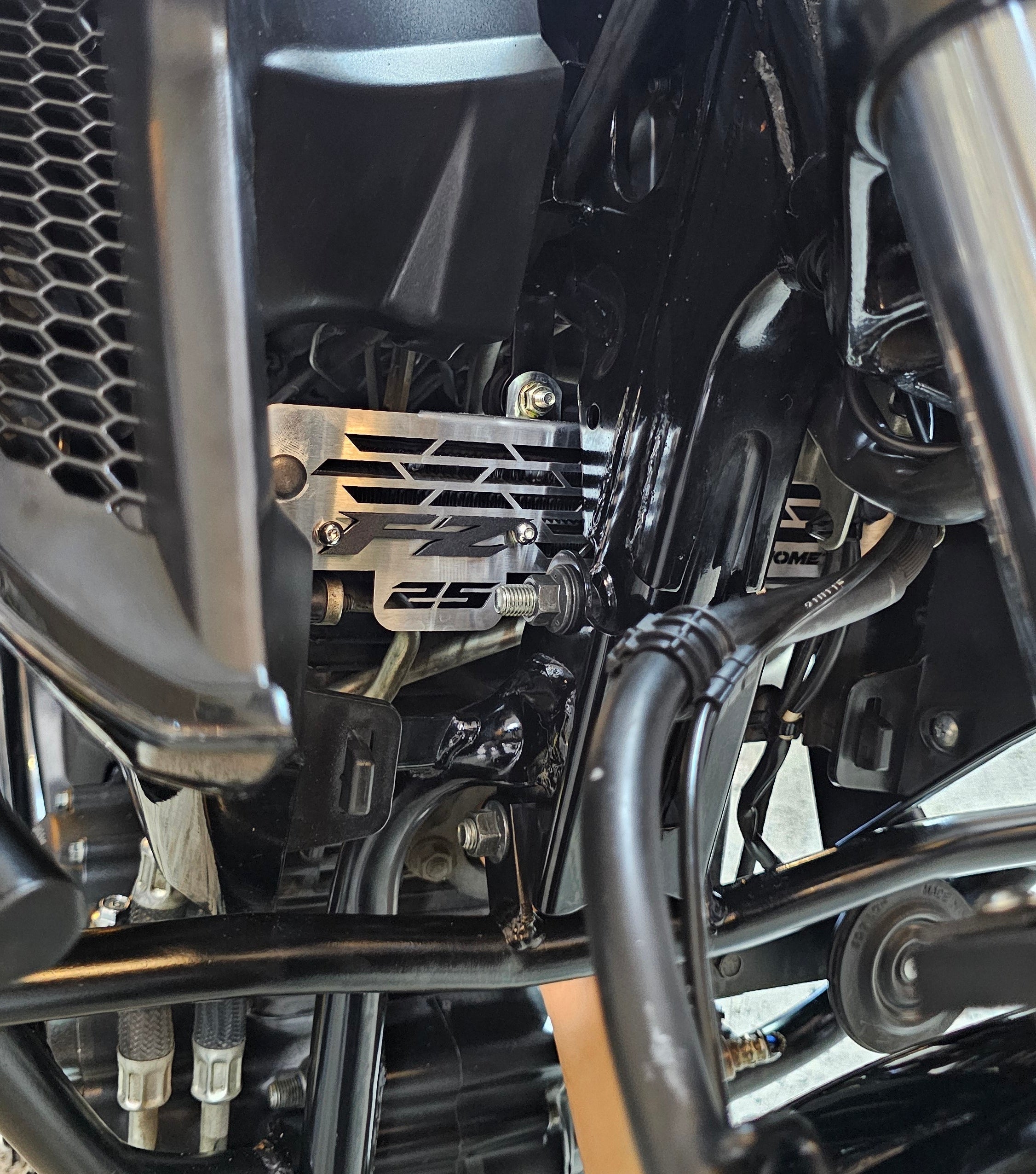 PROTECTOR DE RADIADOR EN ACERO YAMAHA FZ25