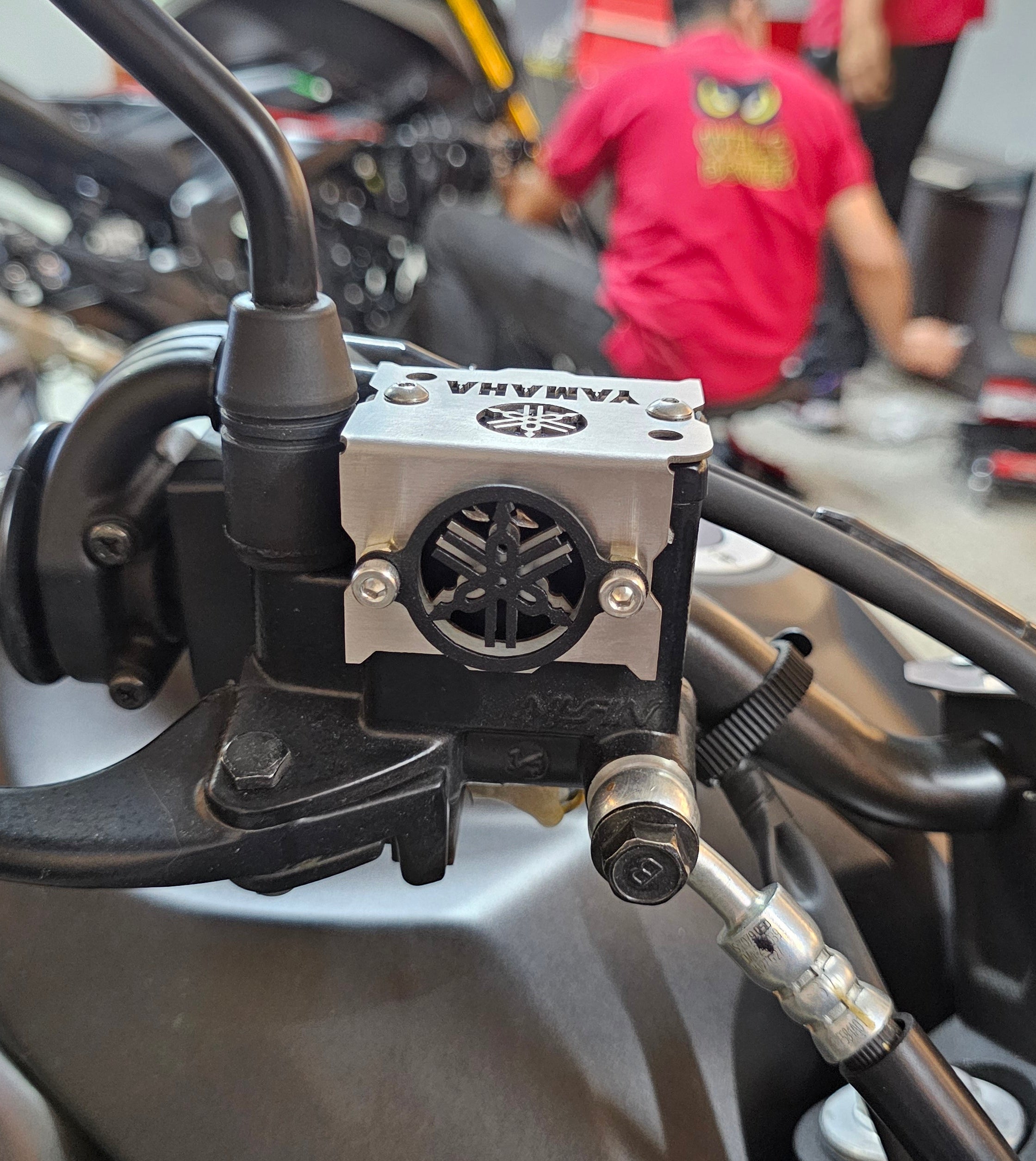 PROTECTOR DE BOMBA O DEPOSITO DE LIQUIDO DE FRENO DELANTERO EN ACERO YAMAHA FZ25 2017/2020 - FZ 2.0 - FZ 3.0 2023/2025 (TORNILLOS RECTOS)