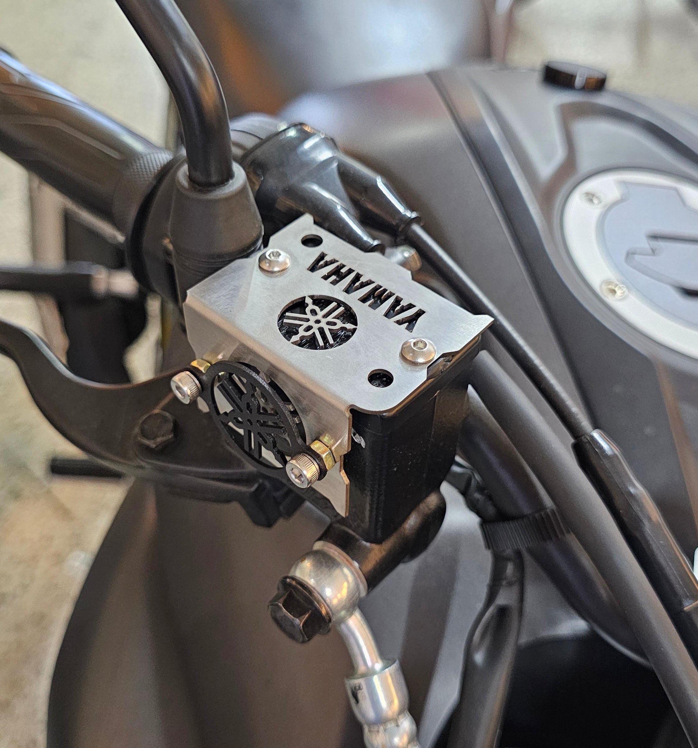 PROTECTOR DE BOMBA O DEPOSITO DE LIQUIDO DE FRENO DELANTERO EN ACERO YAMAHA FZ25 2017/2020 - FZ 2.0 - FZ 3.0 2023/2025 (TORNILLOS RECTOS)