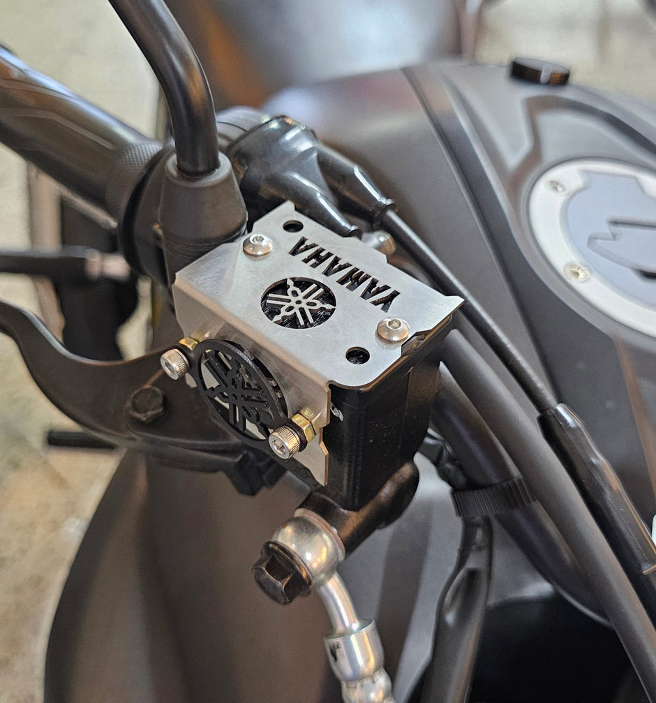 PROTECTOR DE BOMBA O DEPOSITO DE LIQUIDO DE FRENO DELANTERO EN ACERO YAMAHA FZ25 2017/2020 - FZ 2.0 - FZ 3.0 2023/2025 (TORNILLOS RECTOS)