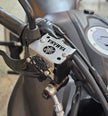 PROTECTOR DE BOMBA O DEPOSITO DE LIQUIDO DE FRENO DELANTERO EN ACERO YAMAHA FZ25 2017/2020 - FZ 2.0 - FZ 3.0 2023/2025 (TORNILLOS RECTOS)