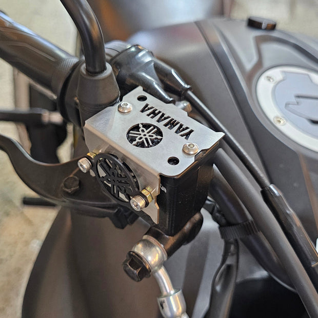 PROTECTOR DE BOMBA O DEPOSITO DE LIQUIDO DE FRENO DELANTERO EN ACERO YAMAHA FZ25 2017/2020 - FZ 2.0 - FZ 3.0 2023/2025 (TORNILLOS RECTOS)