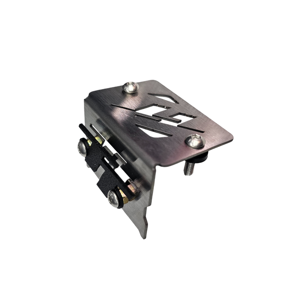 PROTECTOR DE BOMBA O DEPOSITO DE LIQUIDO DE FRENO DELANTERO EN ACERO AKT TTR 2014/2024 - TTR 2025 - TTDS - TT 200 2026