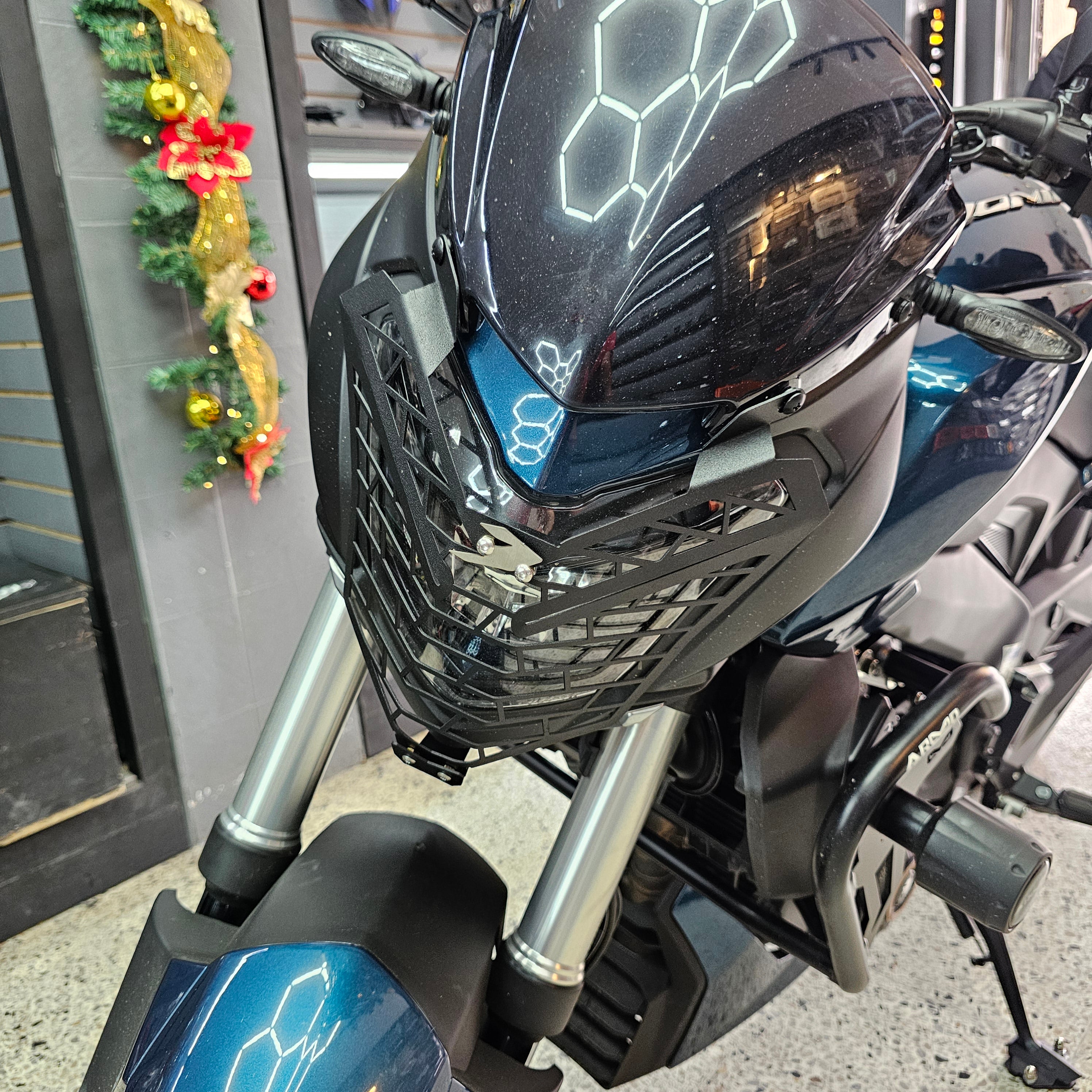 PROTECTOR DE FAROLA EN ACERO BAJAJ DOMINAR 250 - 400 UG