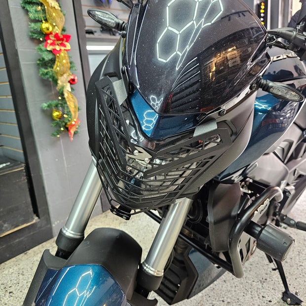 PROTECTOR DE FAROLA EN ACERO BAJAJ DOMINAR 250 - 400 UG