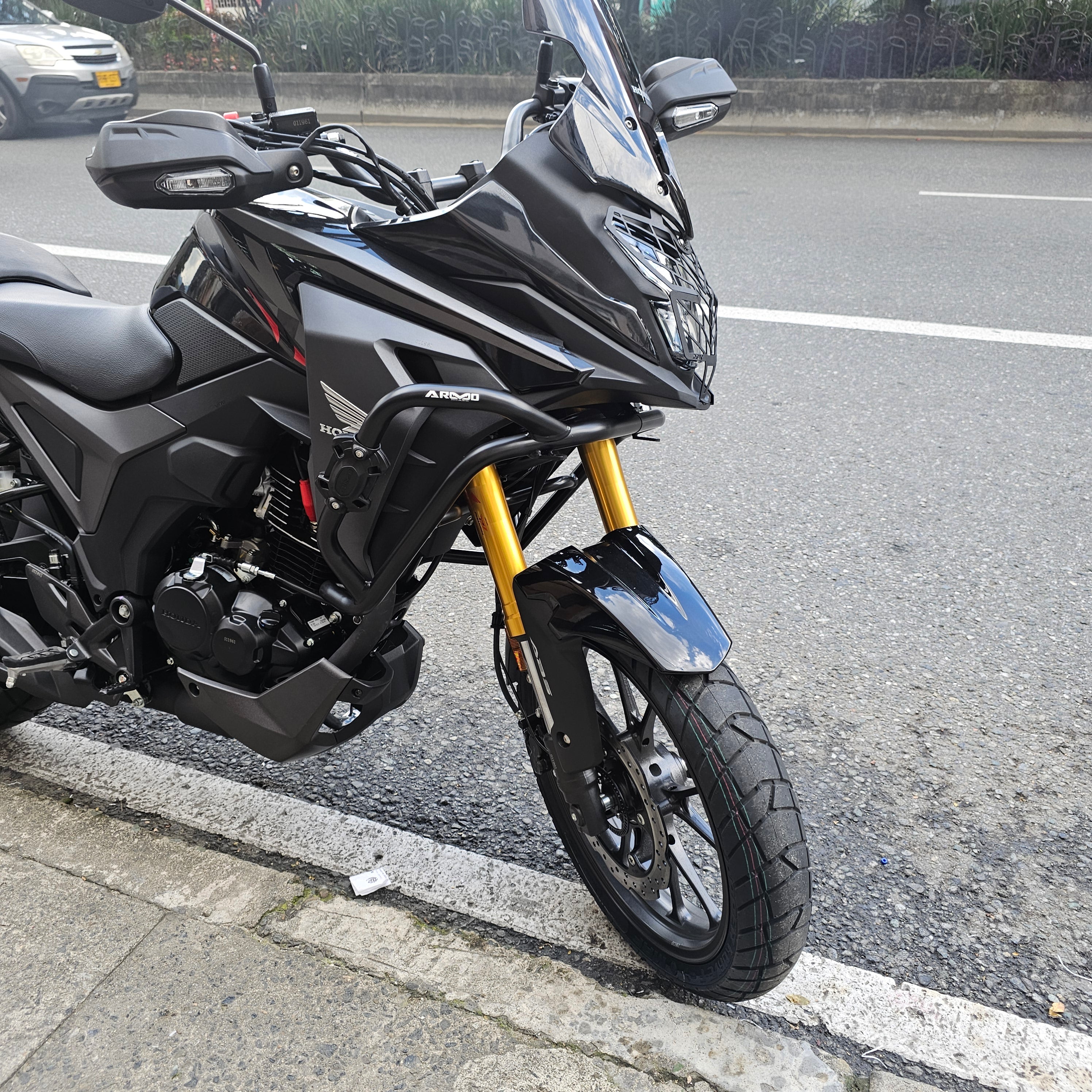 PROTECTOR DE FAROLA EN ACERO HONDA NX 190 - 2.0