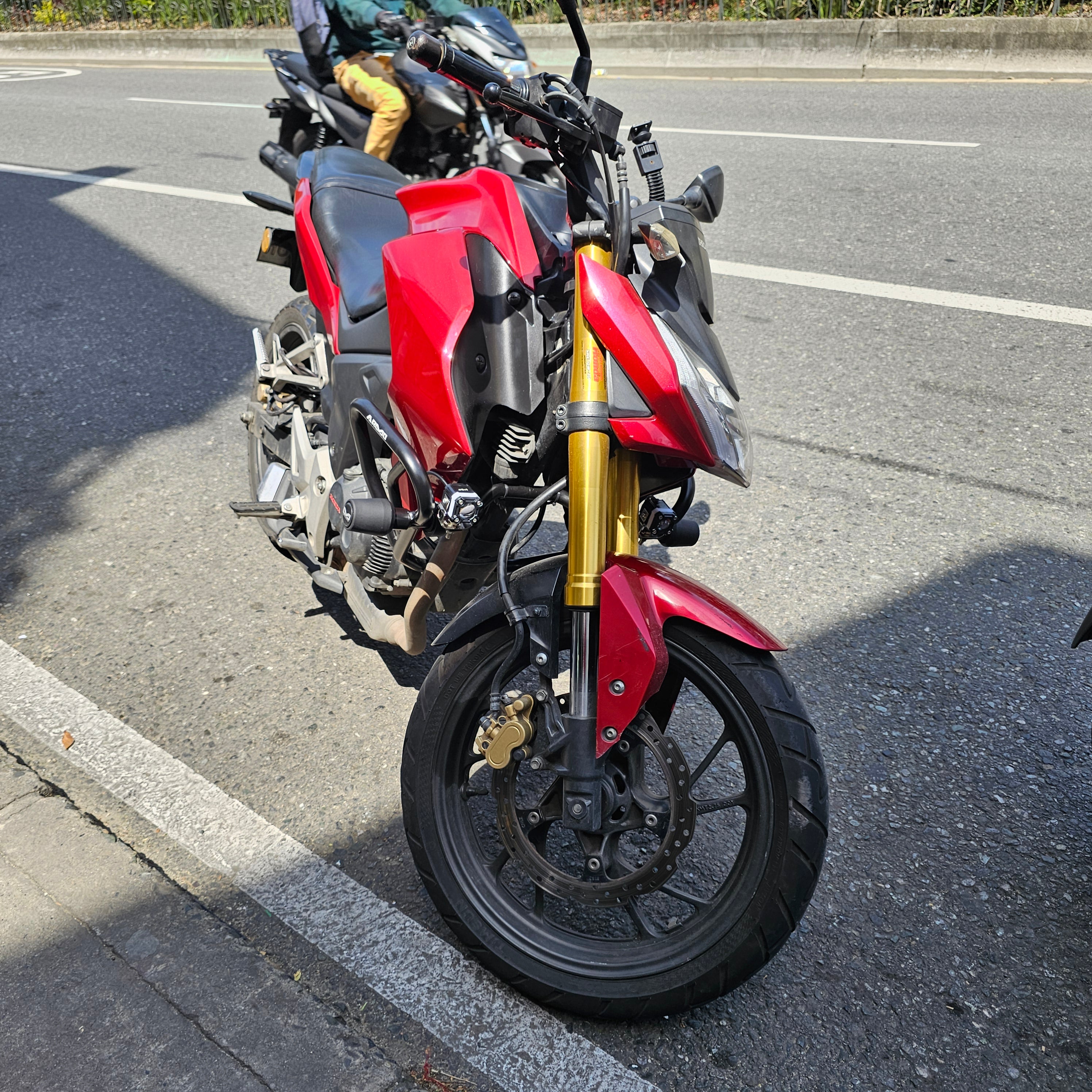 BARRA DE PROTECCIÓN CON SLIDER ARMO HONDA CB 160F - HONDA CB 190R 2016/2019 - HONDA CB 190R 2.0 2025