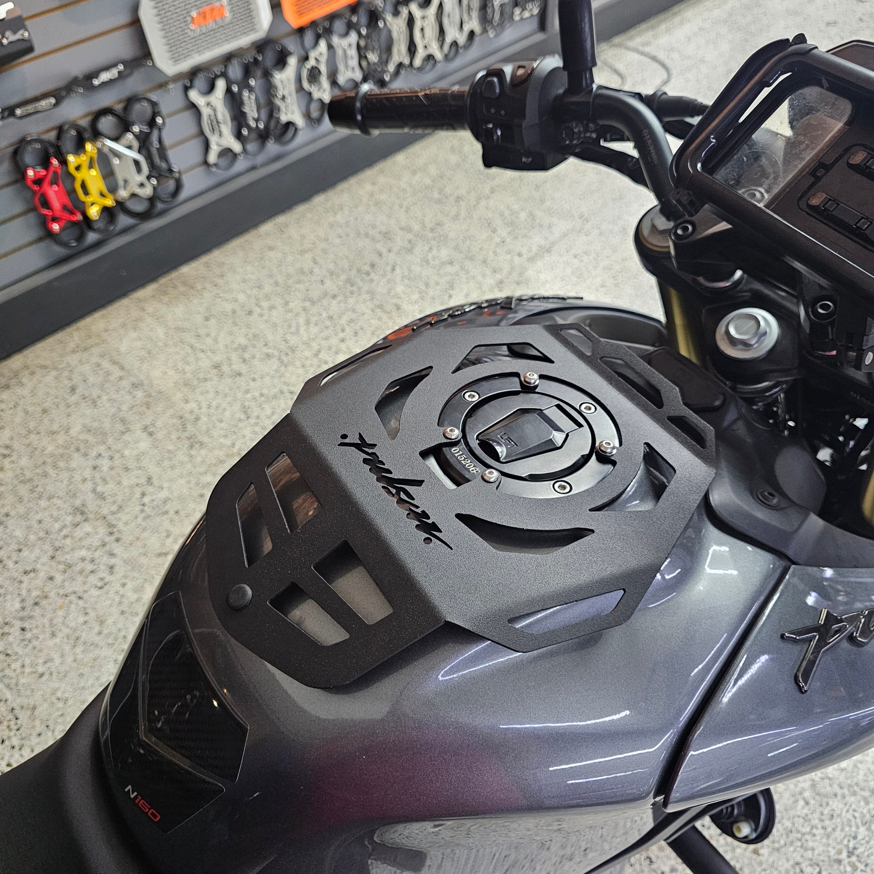 BASE TANK-BAG PARRILLA AUXILIAR DE TANQUE BAJAJ PULSAR N160/N250