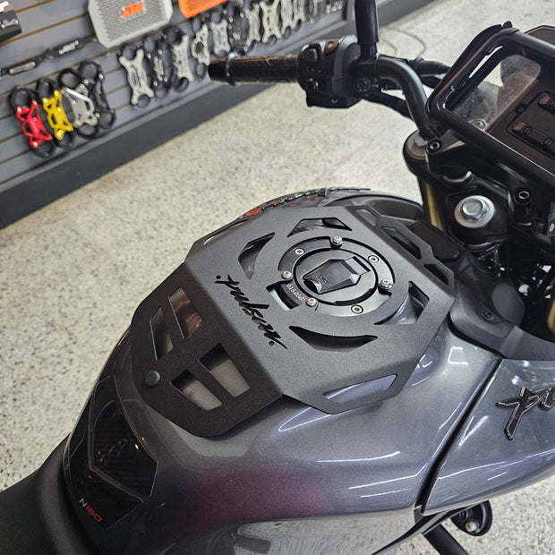 BASE TANK-BAG PARRILLA AUXILIAR DE TANQUE BAJAJ PULSAR N160/N250