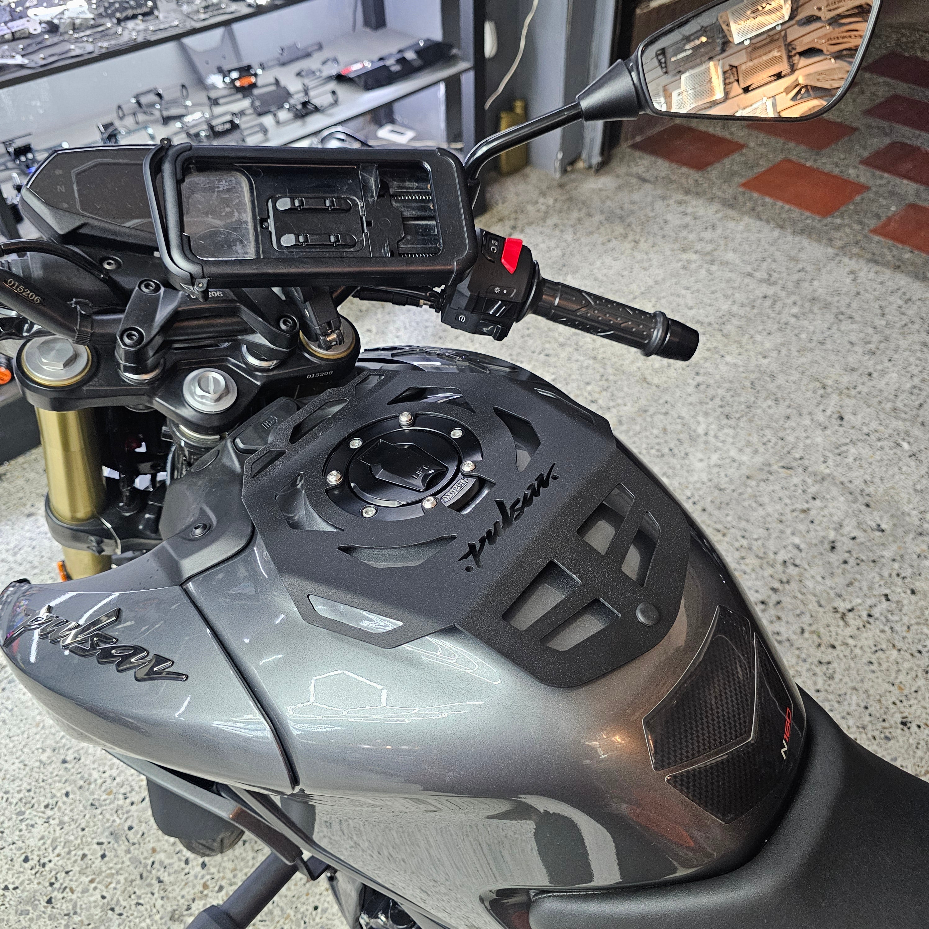 BASE TANK-BAG PARRILLA AUXILIAR DE TANQUE BAJAJ PULSAR N160/N250