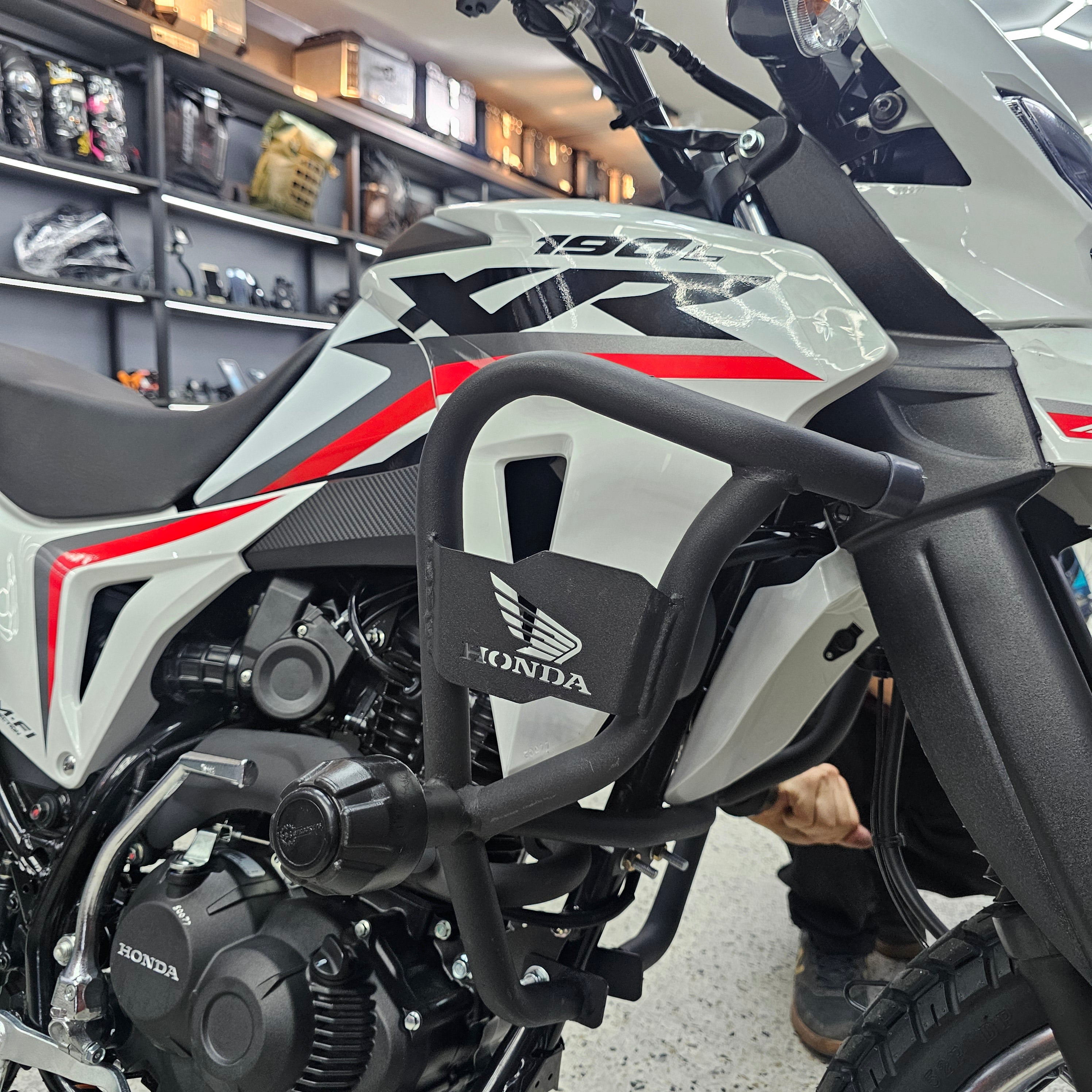 BARRA DE PROTECCIÓN CON SLIDER WP HONDA XR 150 ABS 2.0 - XR 190L ABS 2.0