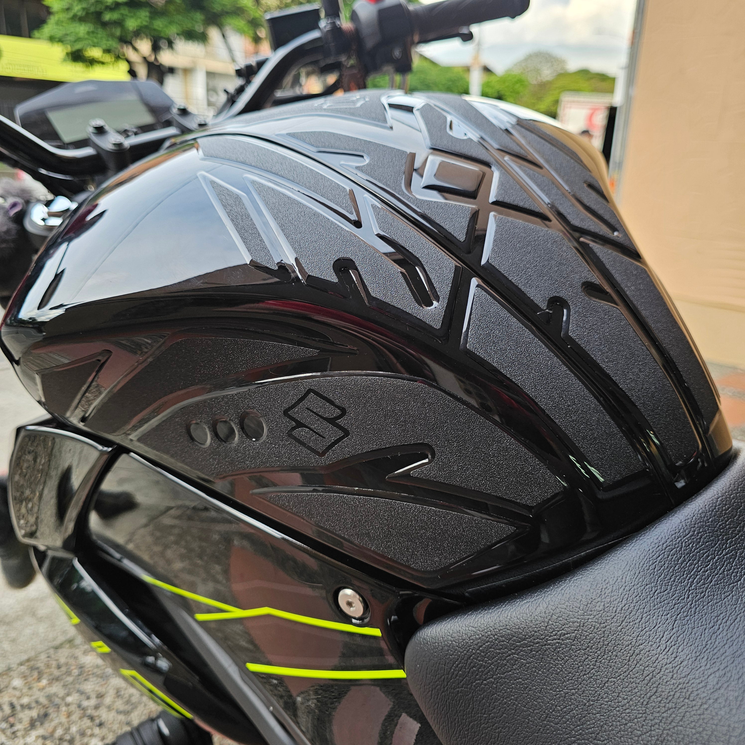 KIT STOMPGRIPS TIPO LIJA SPECIAL EDITION SUZUKI GIXXER 150 FI - GIXXER 250 FI - GIXXER 150 SF - GIXXER 250 SF