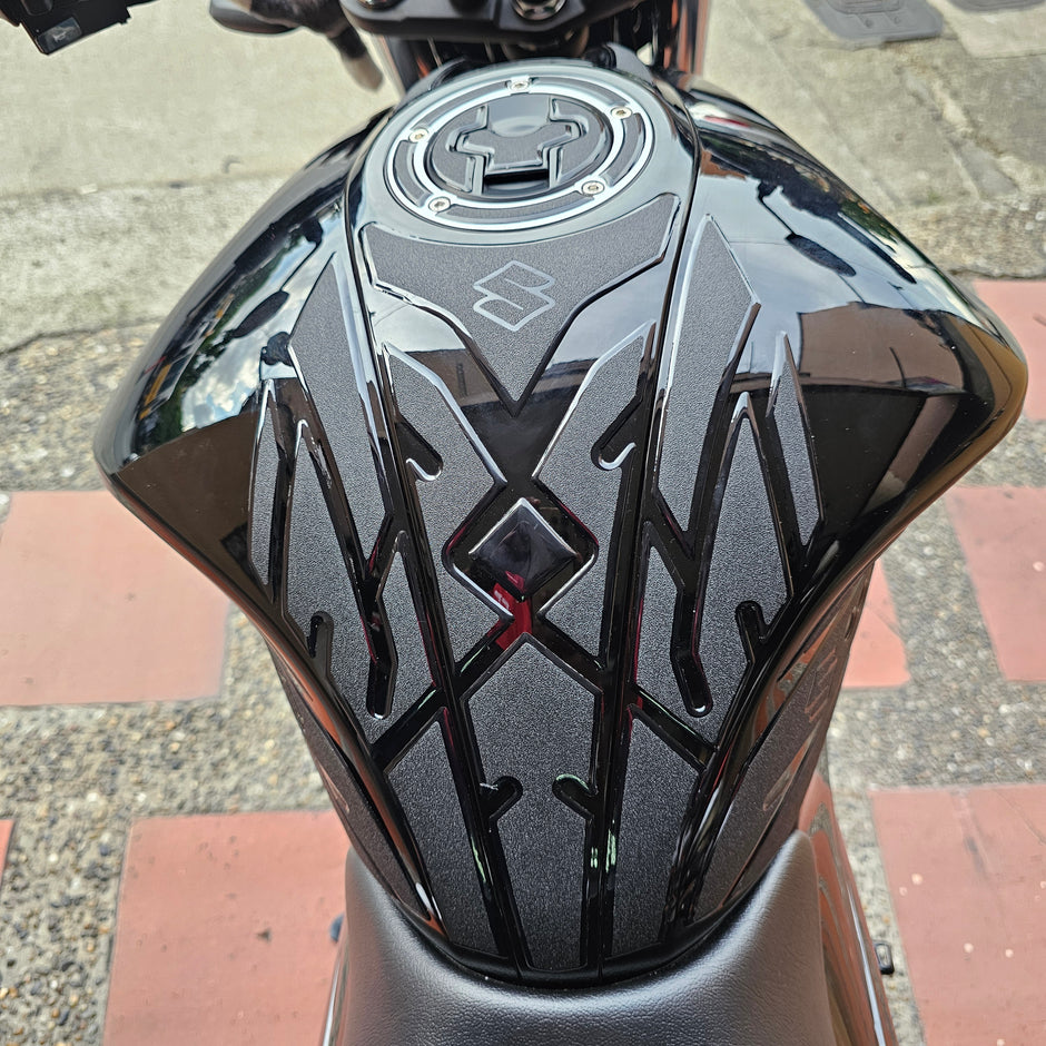 KIT STOMPGRIPS TIPO LIJA SPECIAL EDITION SUZUKI GIXXER 150 FI - GIXXER 250 FI - GIXXER 150 SF - GIXXER 250 SF