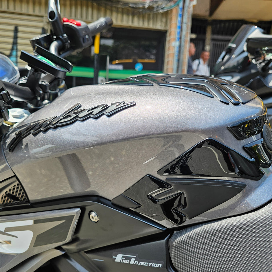 STOMPGRIPS - PROTECTORES DE TANQUE LUXUS PROTECT BAJAJ PULSAR NS 400Z - PULSAR NS 200 - 160 - 150 - 125 UG