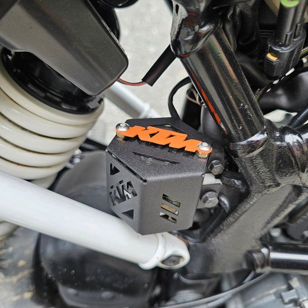 PROTECTOR DE BOMBA O DEPOSITO DE LIQUIDO DE FRENO TRASERO EN ACERO KTM DUKE 200/250/390 NG - KTM DUKE 200/390 G1