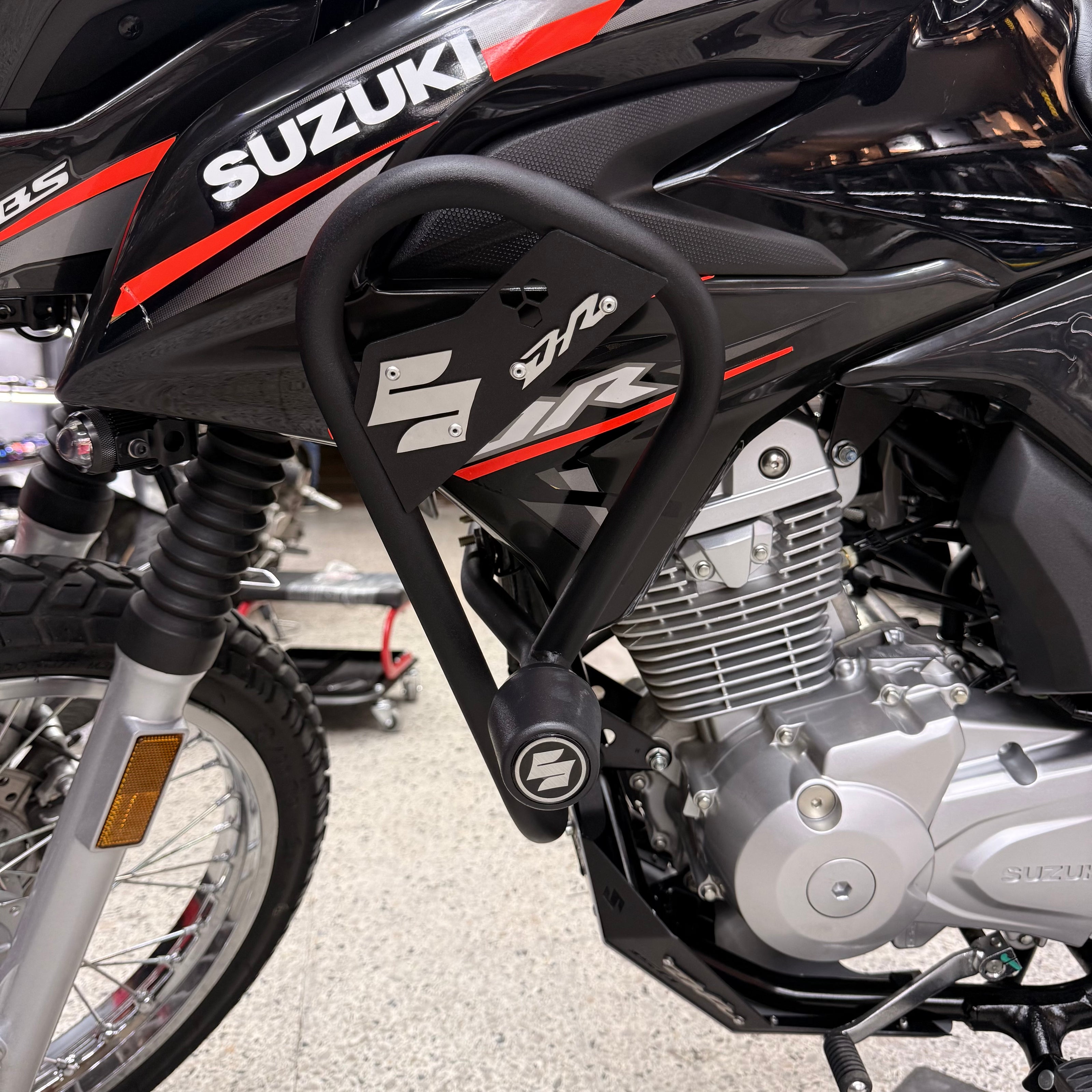 BARRA DE PROTECCION CON SLIDER CARBONO SIX SUZUKI DR 150
