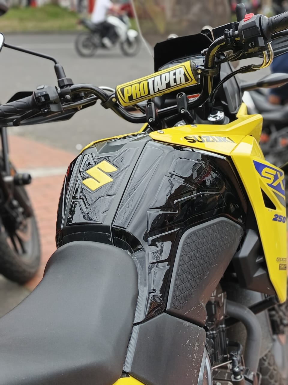 STOMPGRIPS - PROTECTORES DE TANQUE SEVEN DESIGN 7D HIDRO GEL SUZUKI VSTROM 250 SX (COLORES)