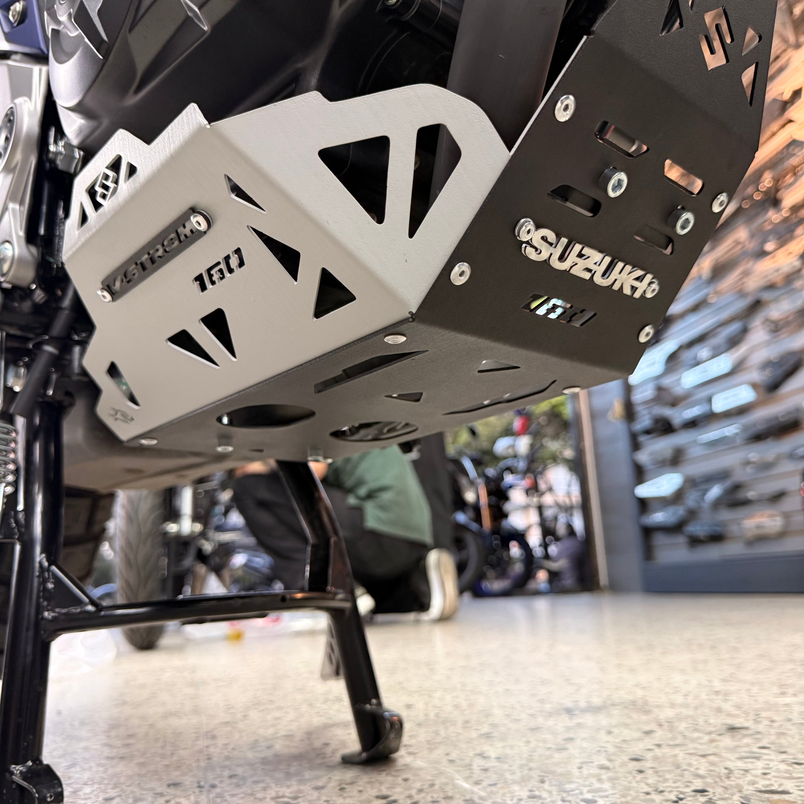 PROTECTOR DE MOTOR PECHERA SUZUKI VSTROM 160 NEGRO ID