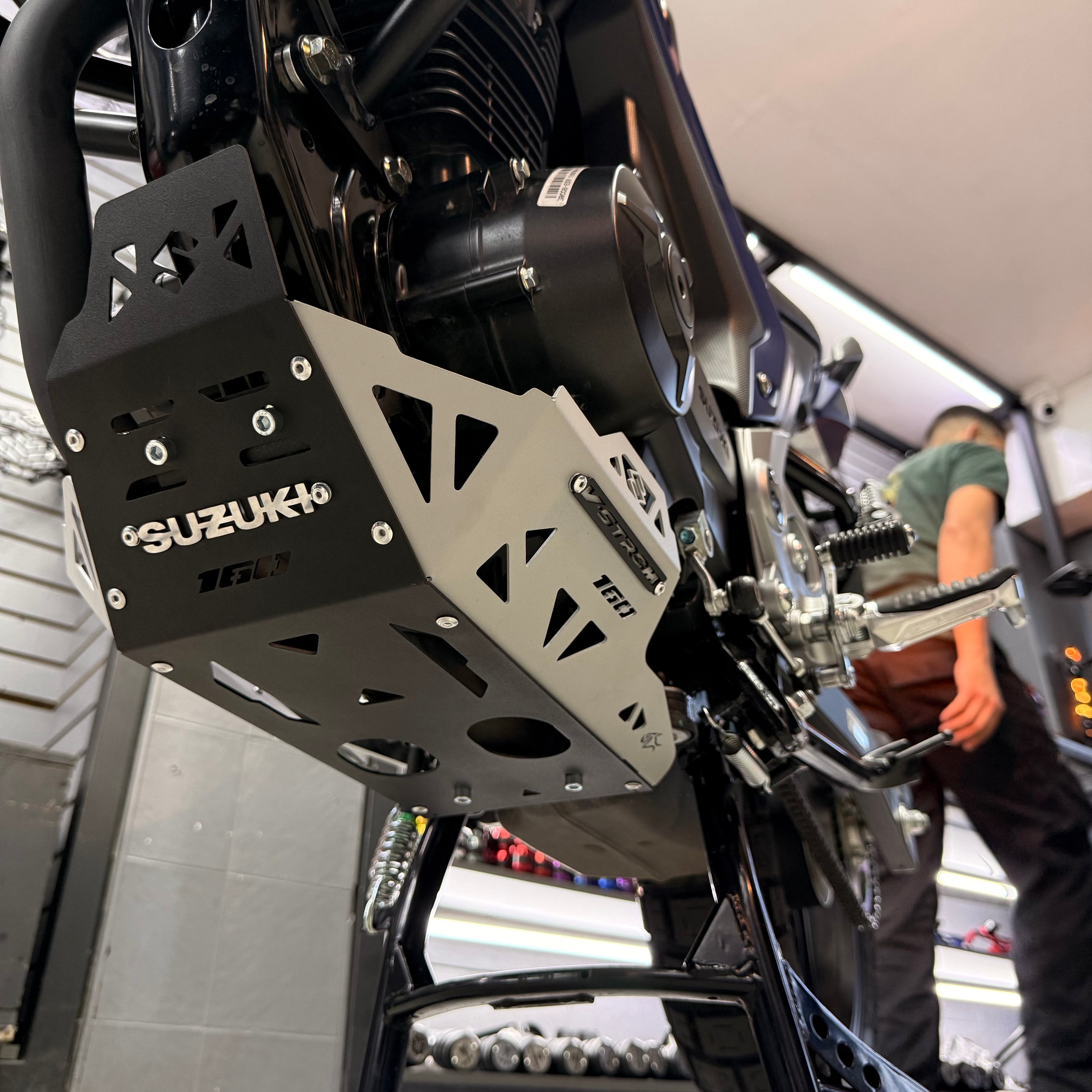 PROTECTOR DE MOTOR PECHERA SUZUKI VSTROM 160 NEGRO ID