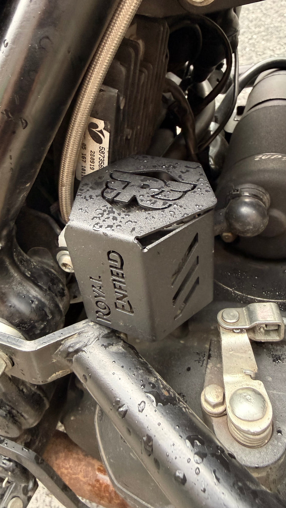 PROTECTOR DE BOMBA O DEPOSITO DE LIQUIDO DE FRENO TRASERO EN ACERO ROYAL ENFIELD HIMALAYAN/SCRAM 411