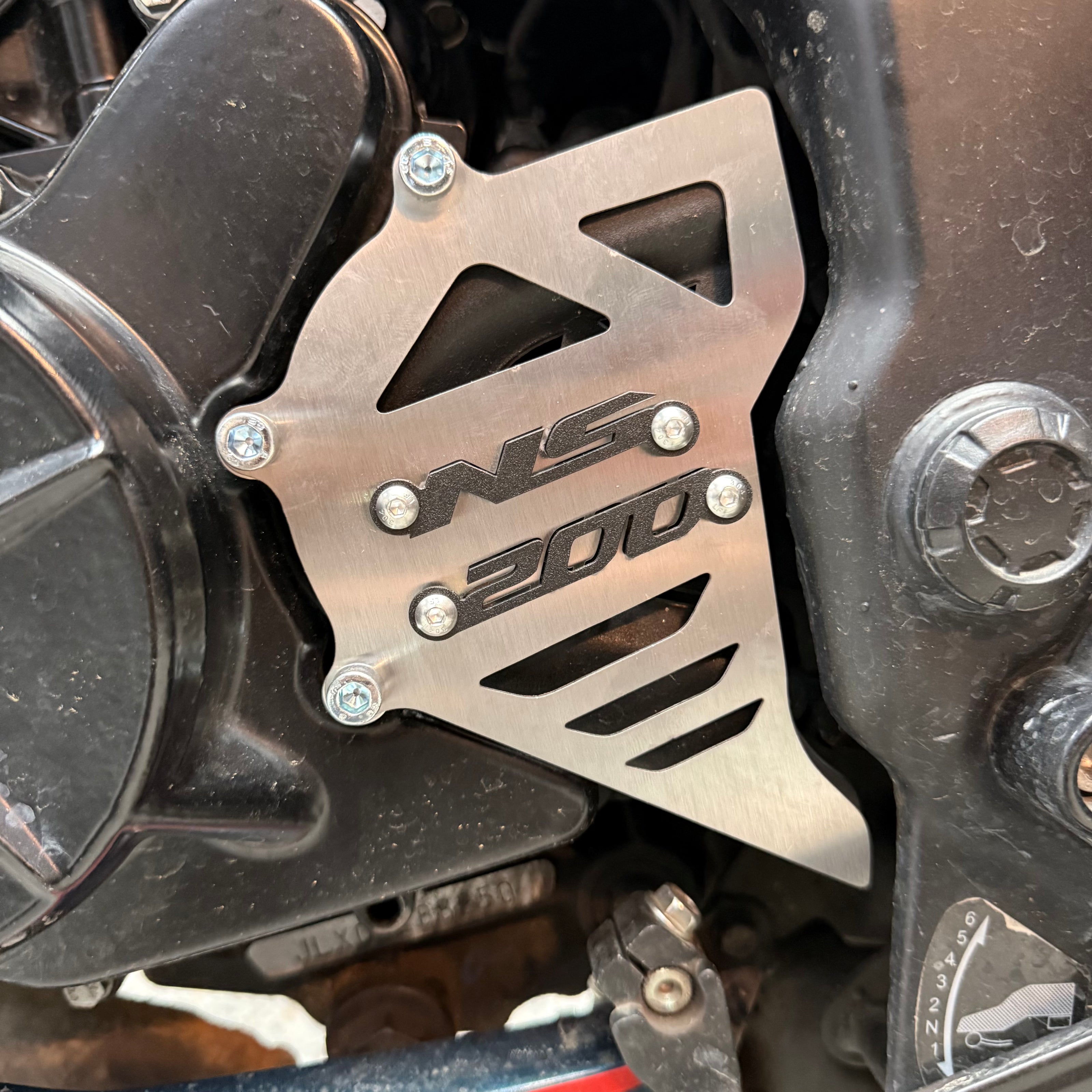 PROTECTOR TAPA PIÑON EN ACERO BAJAJ PULSAR NS 200