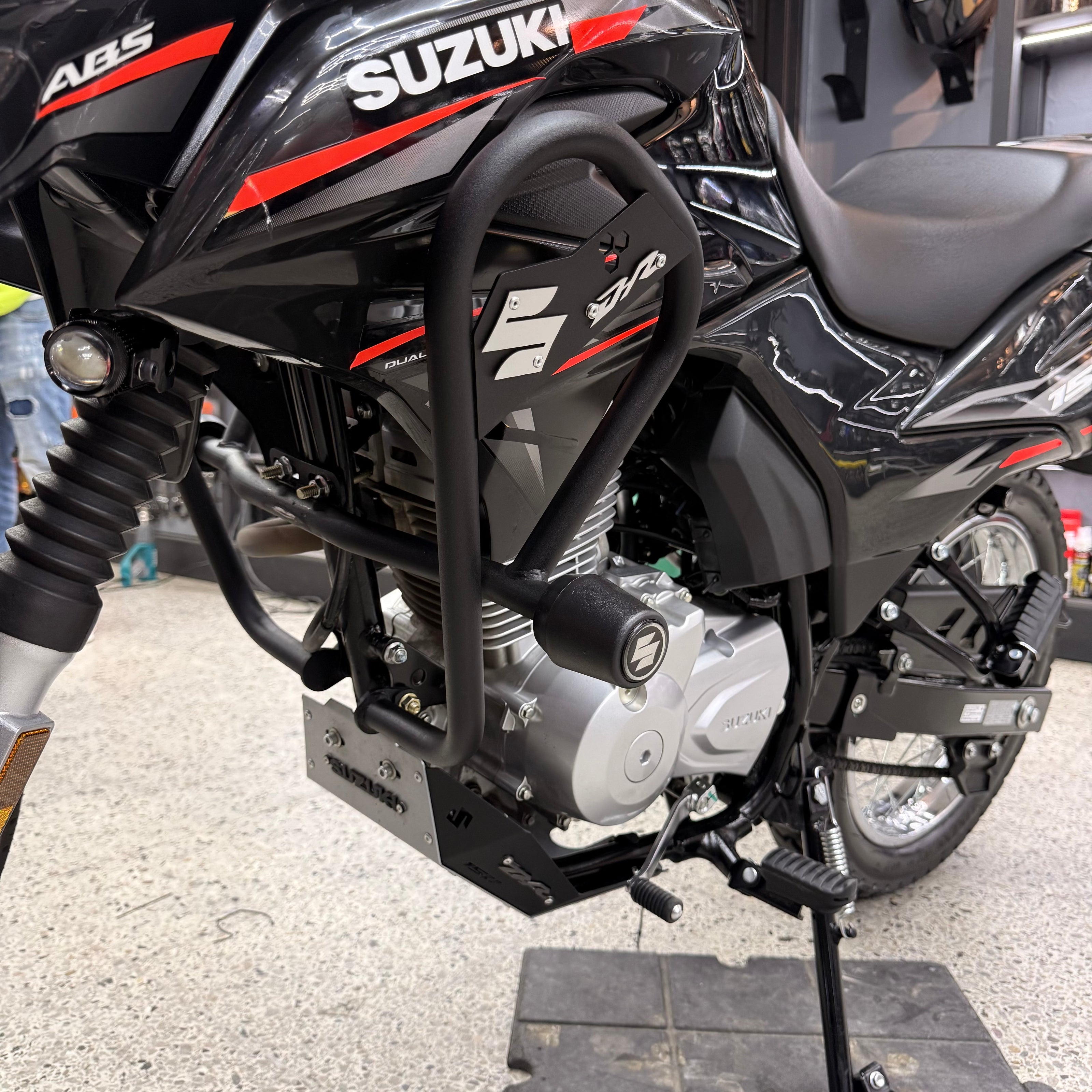 BARRA DE PROTECCION CON SLIDER CARBONO SIX SUZUKI DR 150