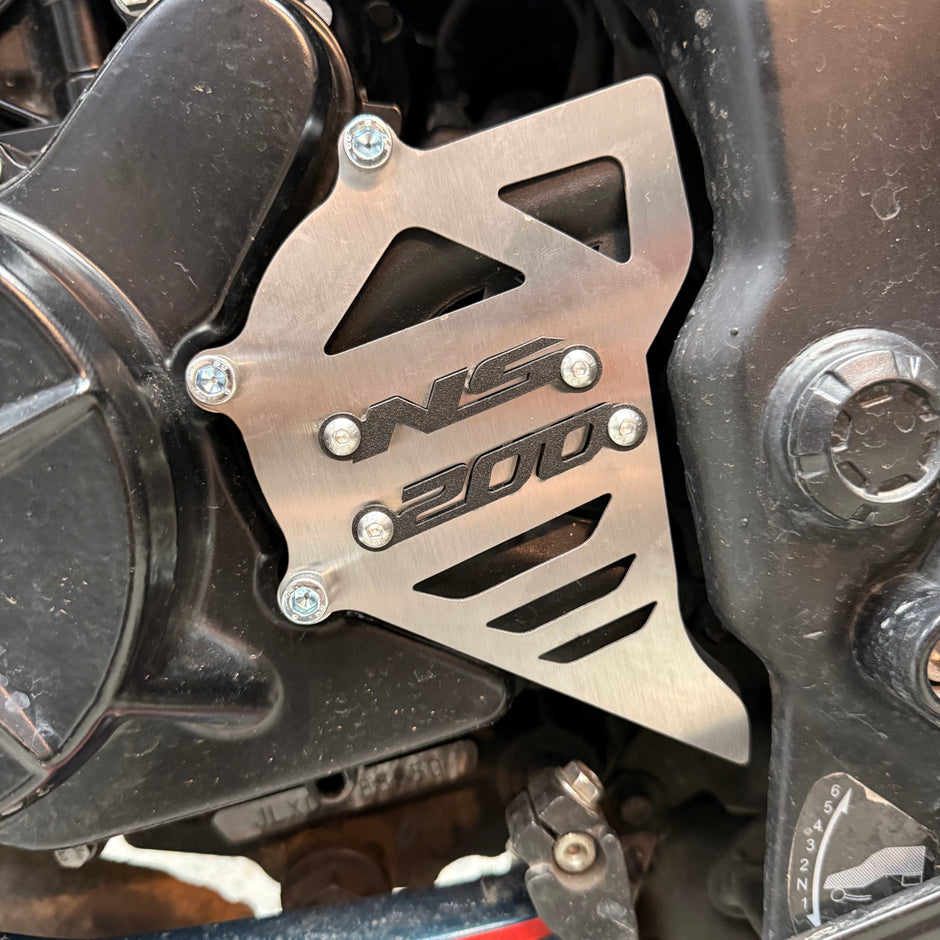 PROTECTOR TAPA PIÑON EN ACERO BAJAJ PULSAR NS 200