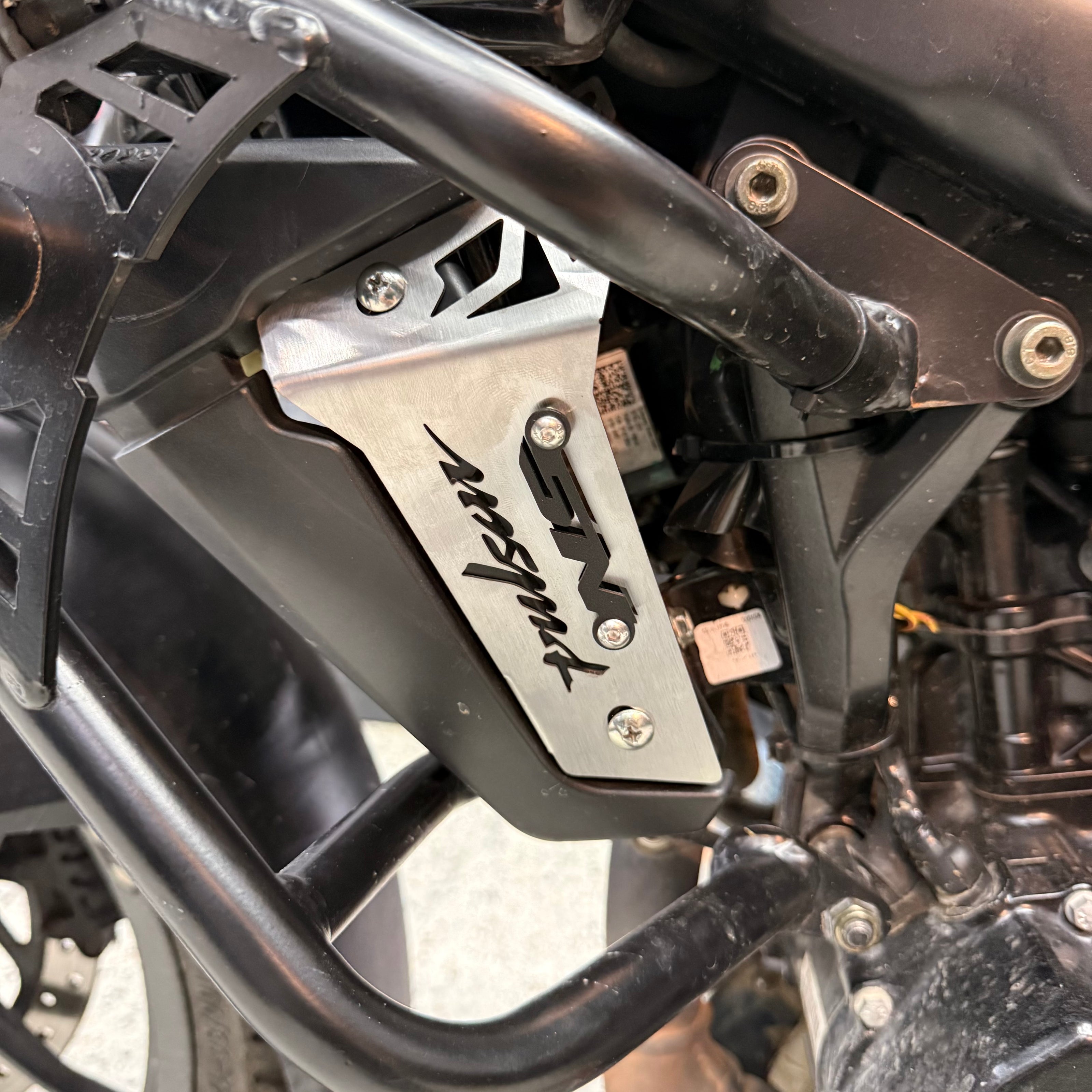 PROTECTORES LATERALES DEL RADIADOR EN ACERO - LIQUIDO REFRIGERANTE BAJAJ PULSAR NS 200