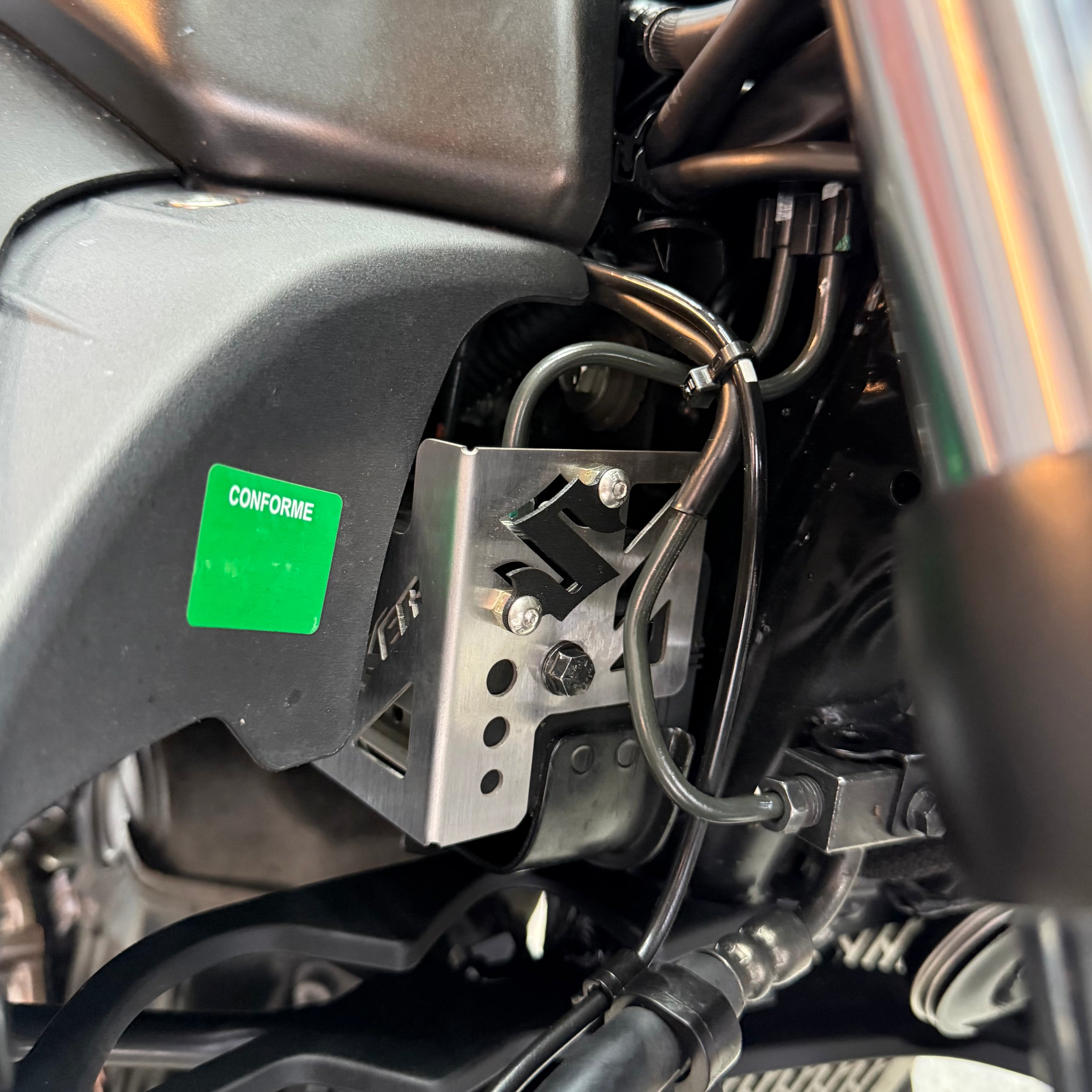 PROTECTOR EN ACERO MODULO ABS SUZUKI GIXXER 250 FI