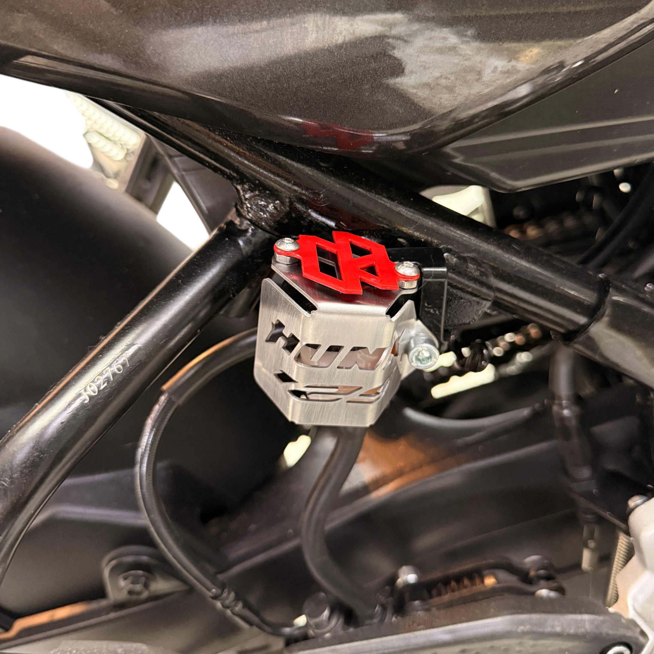 PROTECTOR DE BOMBA O DEPOSITO DE LÍQUIDO DE FRENO TRASERO EN ACERO HERO HUNK 125R
