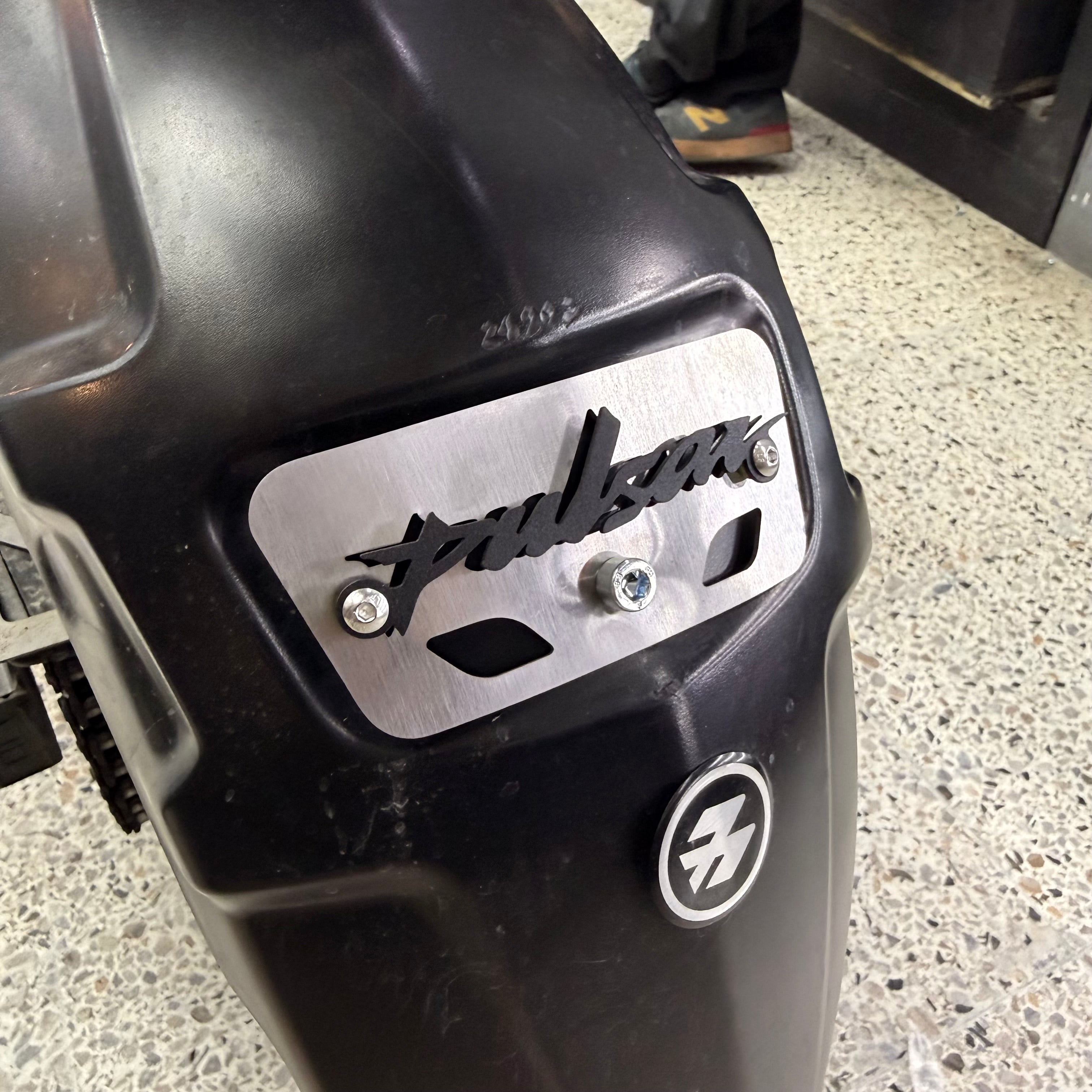 LUJO GUARDABARRO TRASERO EN ACERO BAJAJ PULSAR NS 200