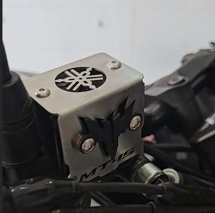 PROTECTOR DE BOMBA O DEPOSITO DE LIQUIDO DE FRENO DELANTERO EN ACERO YAMAHA MT-15