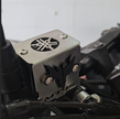 PROTECTOR DE BOMBA O DEPOSITO DE LIQUIDO DE FRENO DELANTERO EN ACERO YAMAHA MT-15