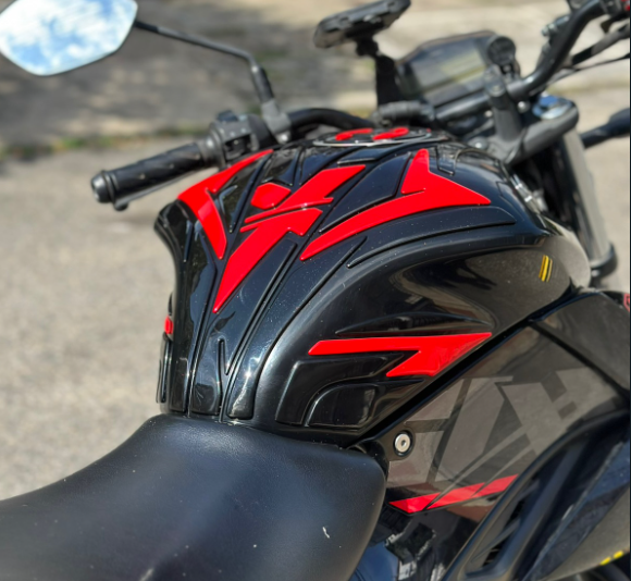 STOMPGRIPS - PROTECTORES DE TANQUE LUXUS PROTECT SUZUKI GIXXER 150 FI - GIXXER 250 FI - GIXXER 150 SF - GIXXER 250 SF