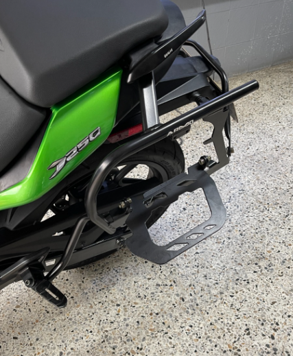 PORTA ALFORJAS MULTIFUNCIONAL ARMO BAJAJ DOMINAR UG
