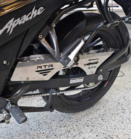 GUARDA CADENA EN ACERO TVS APACHE 160/200 4V