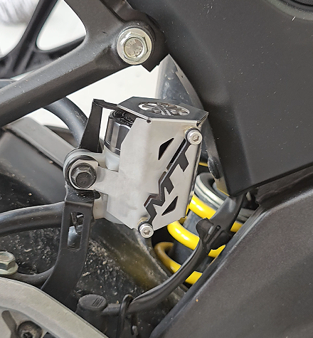 PROTECTOR DE BOMBA O DEPOSITO DE LIQUIDO DE FRENO TRASERO EN ACERO YAMAHA MT-15
