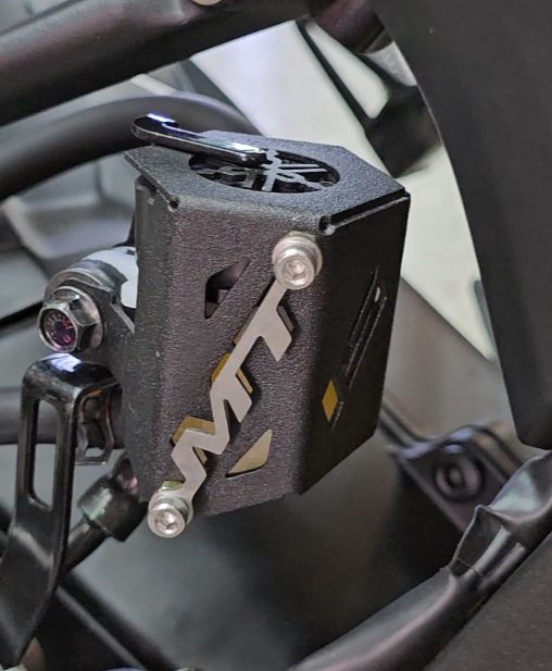 PROTECTOR DE BOMBA O DEPOSITO DE LIQUIDO DE FRENO TRASERO EN ACERO YAMAHA MT-15