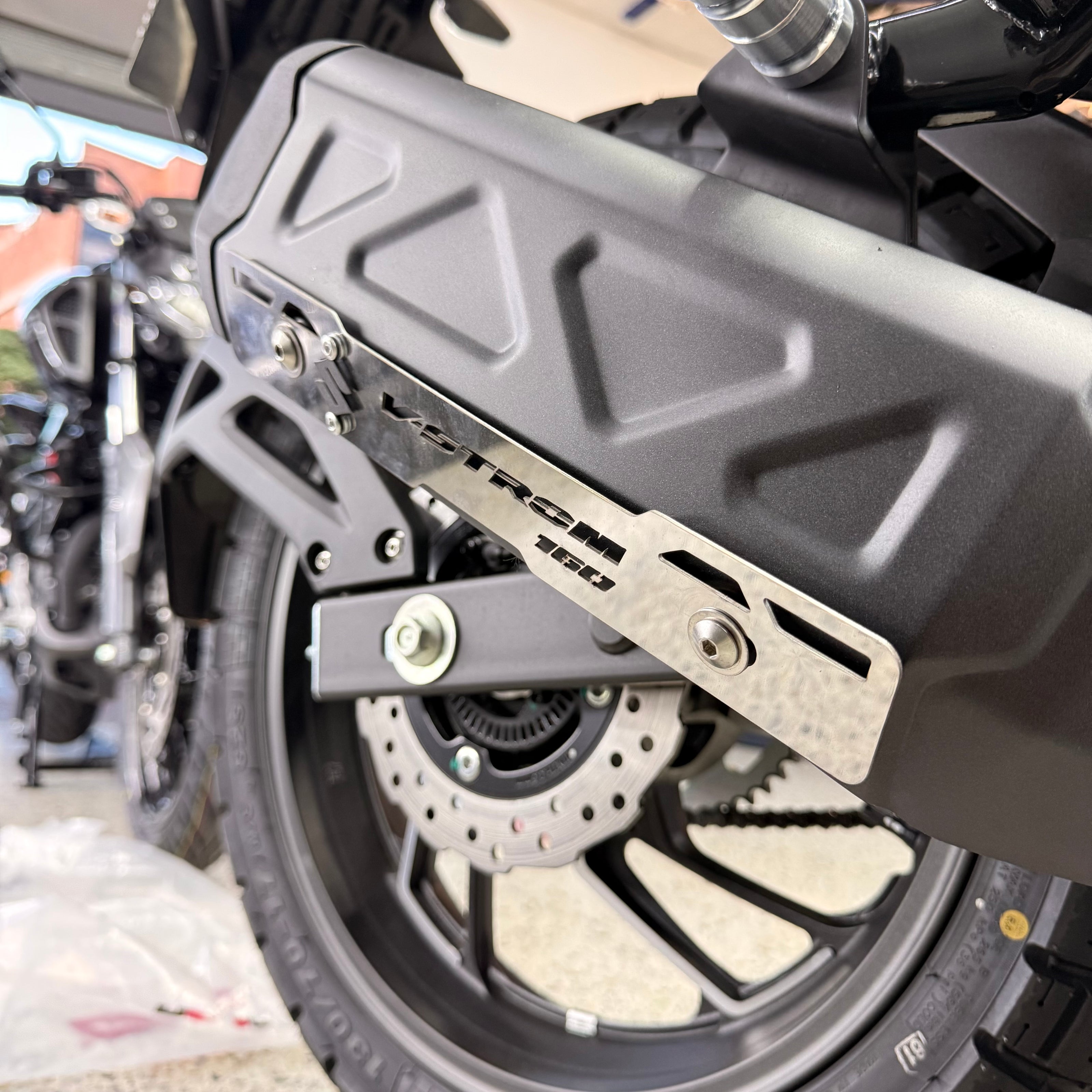 PROTECTOR DE EXOSTO EN ACERO SUZUKI VSTROM 160