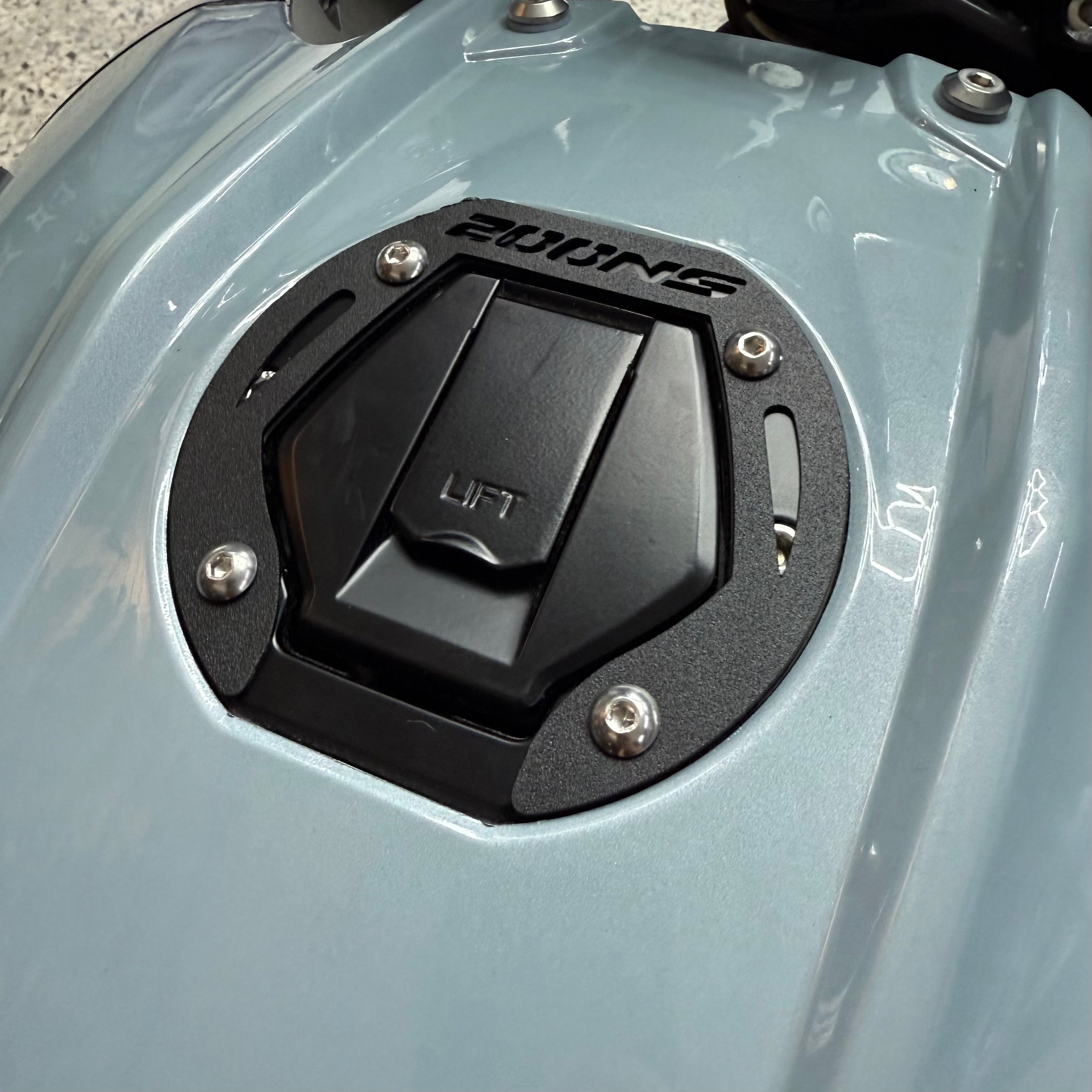 PROTECTOR DE TAPA TANQUE O ARO DE GASOLINA EN ACERO BAJAJ PULSAR NS 200 - 160 - 150 - 125 UG