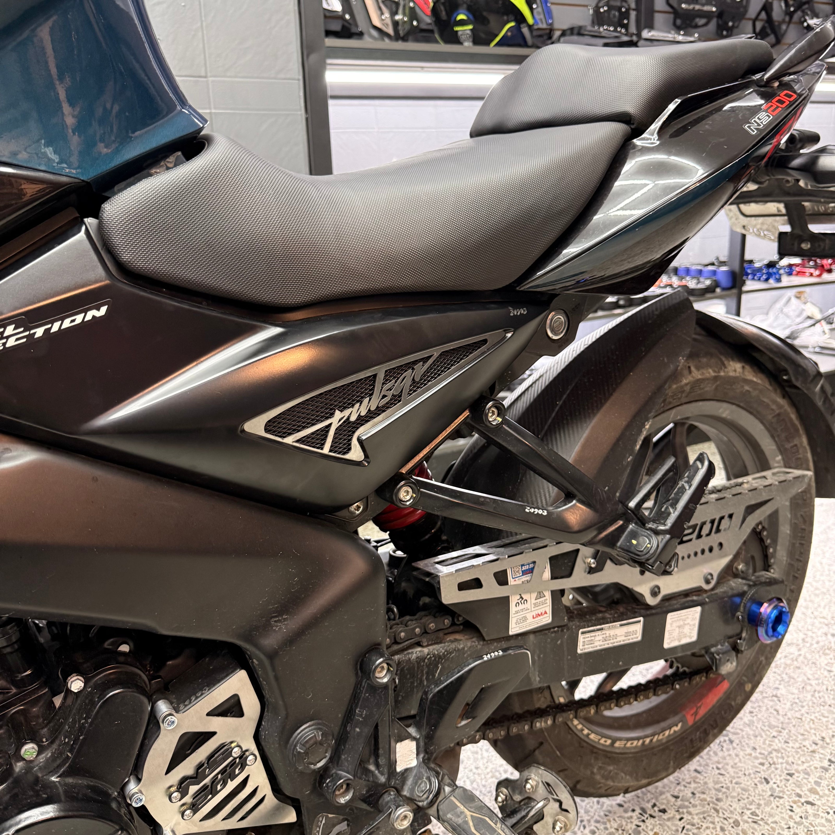 LUJO MAYAS LATERALES - TOMA DE AIRE EN ACERO BAJAJ PULSAR  NS400Z - PULSAR NS 200 - 160 - 125 UG