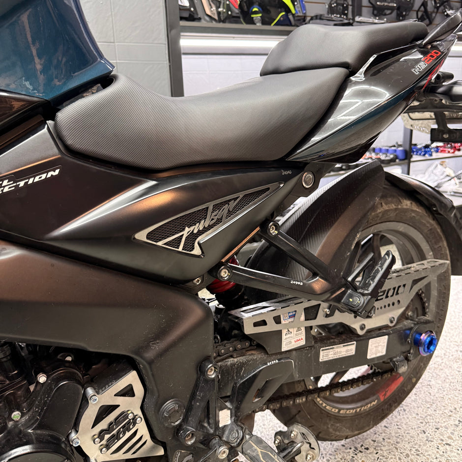 LUJO MAYAS LATERALES - TOMA DE AIRE EN ACERO BAJAJ PULSAR  NS400Z - PULSAR NS 200 - 160 - 125 UG