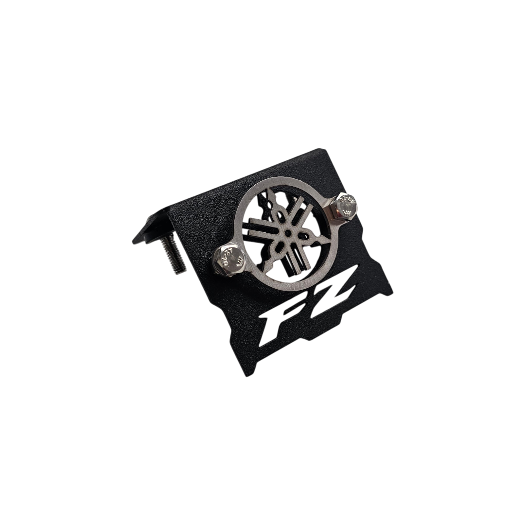 PROTECTOR DE BOMBA O DEPOSITO DE LIQUIDO DE FRENO DELANTERO EN ACERO YAMAHA FZ25 2017/2020 - FZ 2.0 - FZ 3.0 2023/2025 (TORNILLOS RECTOS)