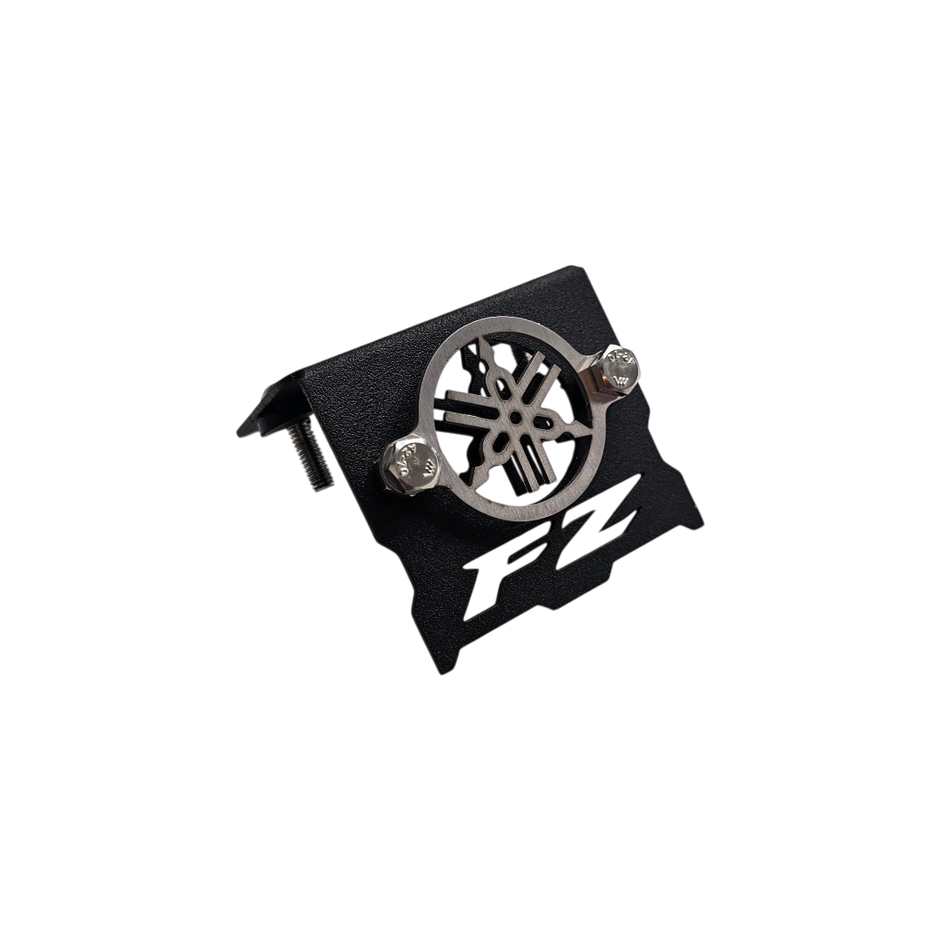 PROTECTOR DE BOMBA O DEPOSITO DE LIQUIDO DE FRENO DELANTERO EN ACERO YAMAHA FZ25 2017/2020 - FZ 2.0 - FZ 3.0 2023/2025 (TORNILLOS RECTOS)