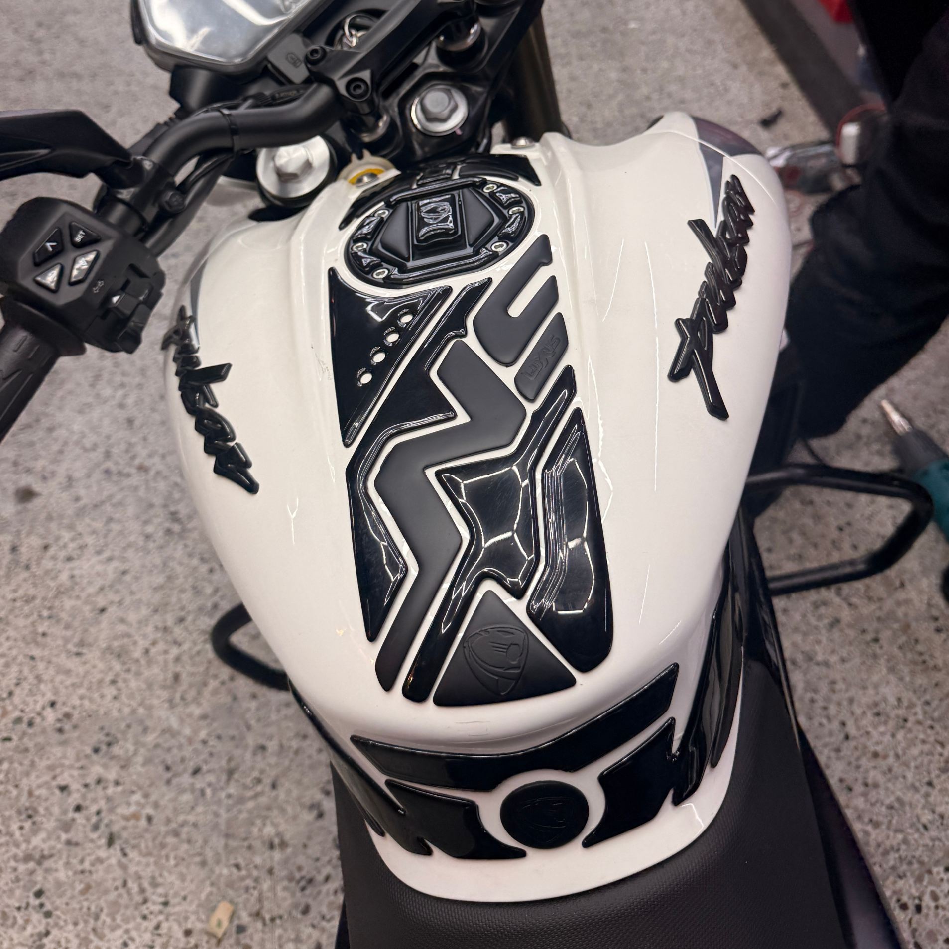 STOMPGRIPS - PROTECTORES DE TANQUE LUXUS PROTECT BAJAJ PULSAR NS 400Z - PULSAR NS 200 - 160 - 150 - 125 UG