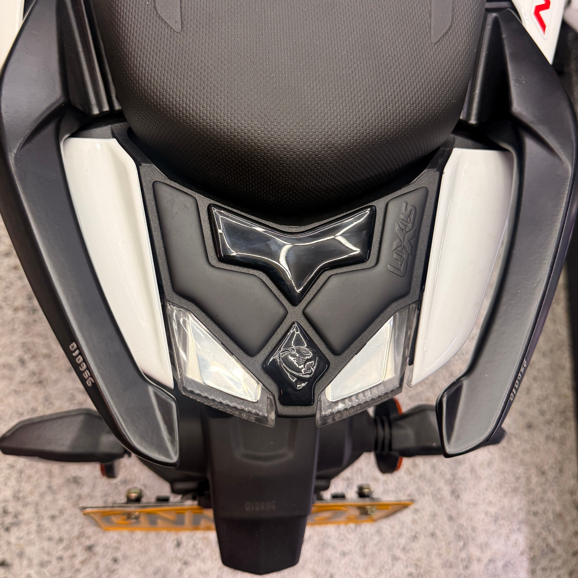 STOMPGRIPS - PROTECTORES DE TANQUE LUXUS PROTECT BAJAJ PULSAR NS 400Z - PULSAR NS 200 - 160 - 150 - 125 UG